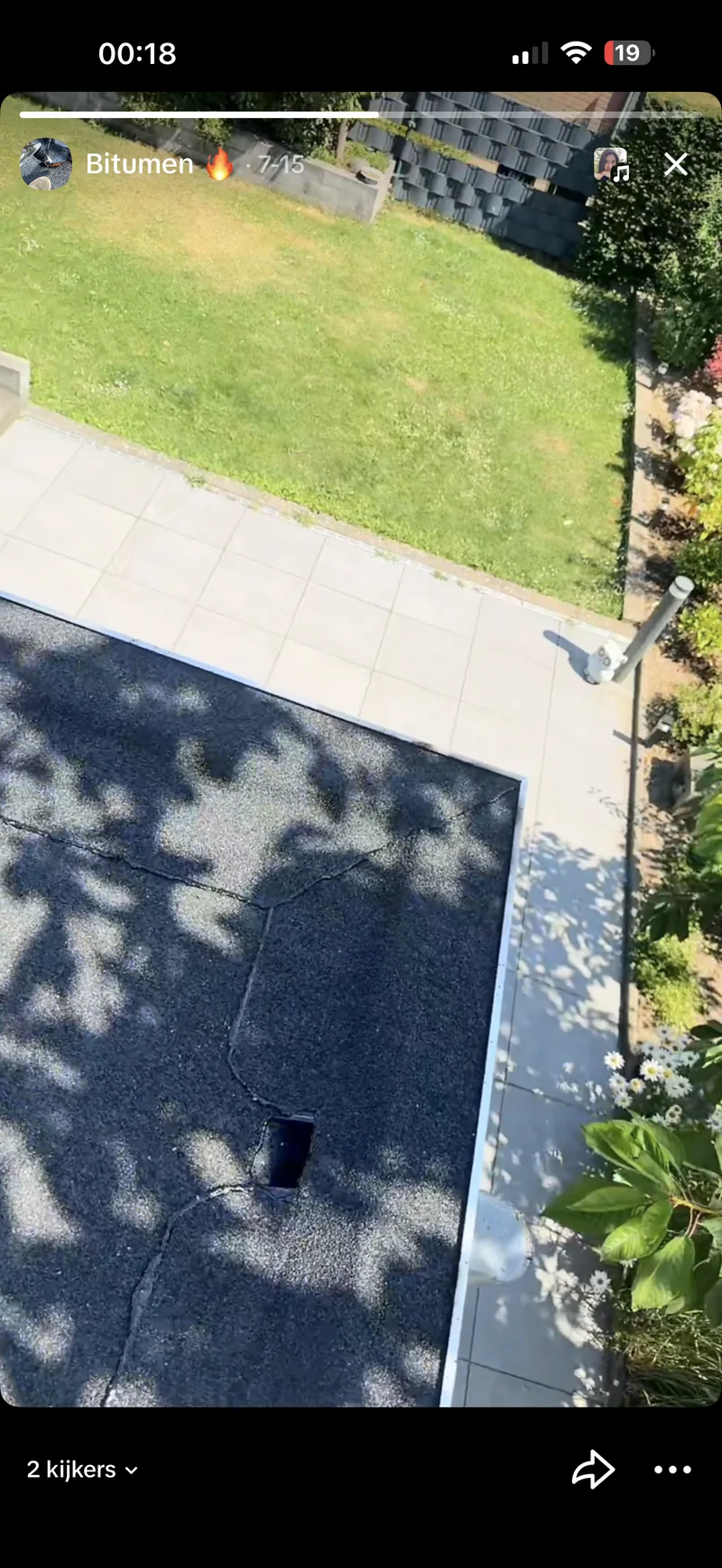 Bitumen plat dak bovenaanzicht met tuin