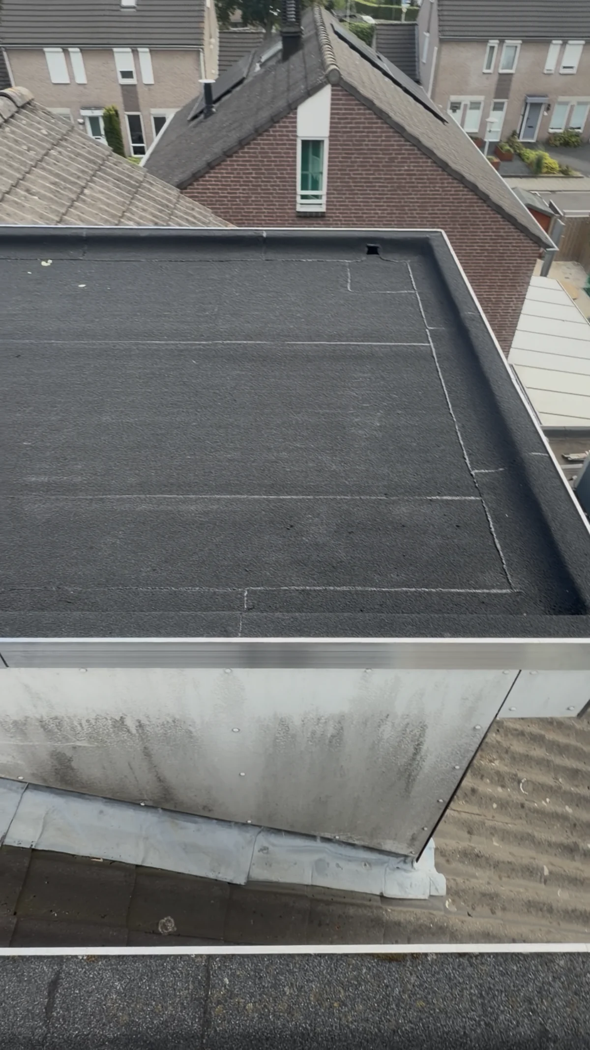Overzicht van het afgewerkte bitumen platte dak en de dakranden in Heerlen – Molenberg