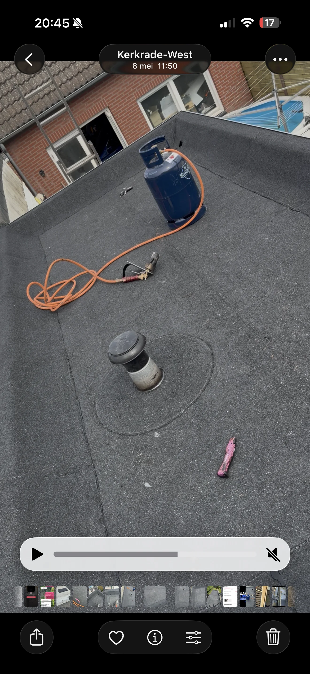 Bitumen plat dak met werkmateriaal en dakdoorvoer uit het eigen werkarchief